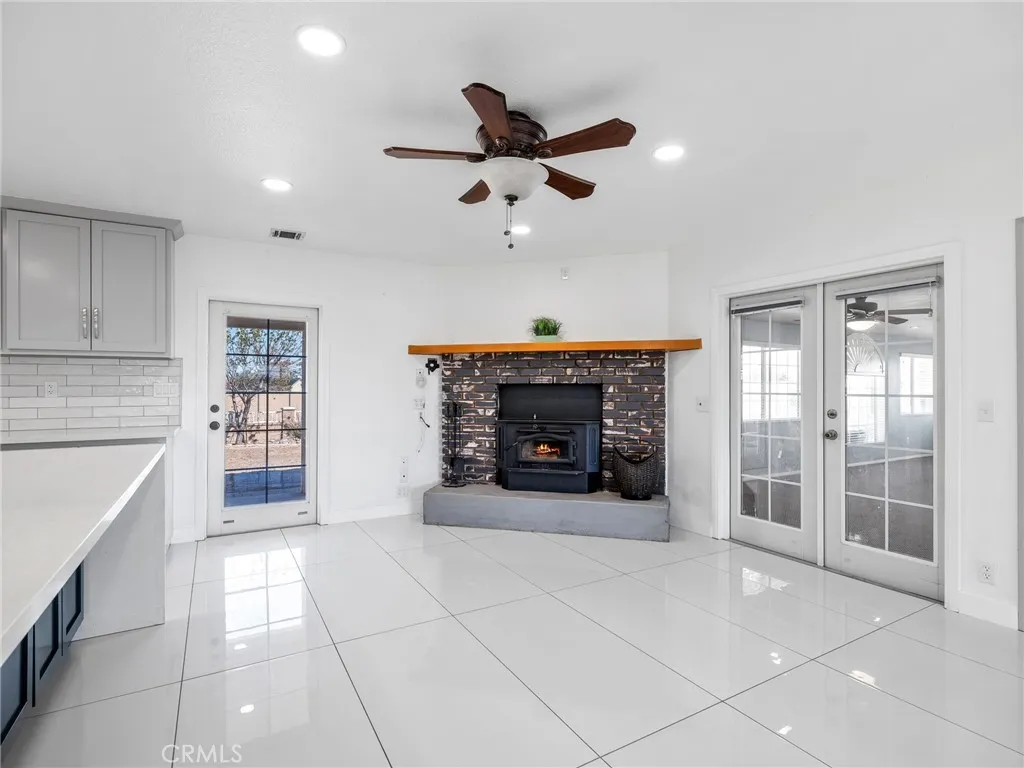 10660 Ranchero, Oak Hills, California 92344 home-pic-16