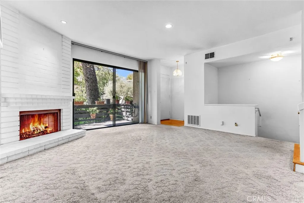 21821 Burbank 145, Woodland Hills, California 91367 home-pic-4