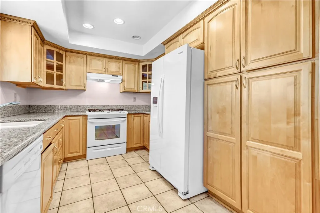 21821 Burbank 145, Woodland Hills, California 91367 home-pic-14
