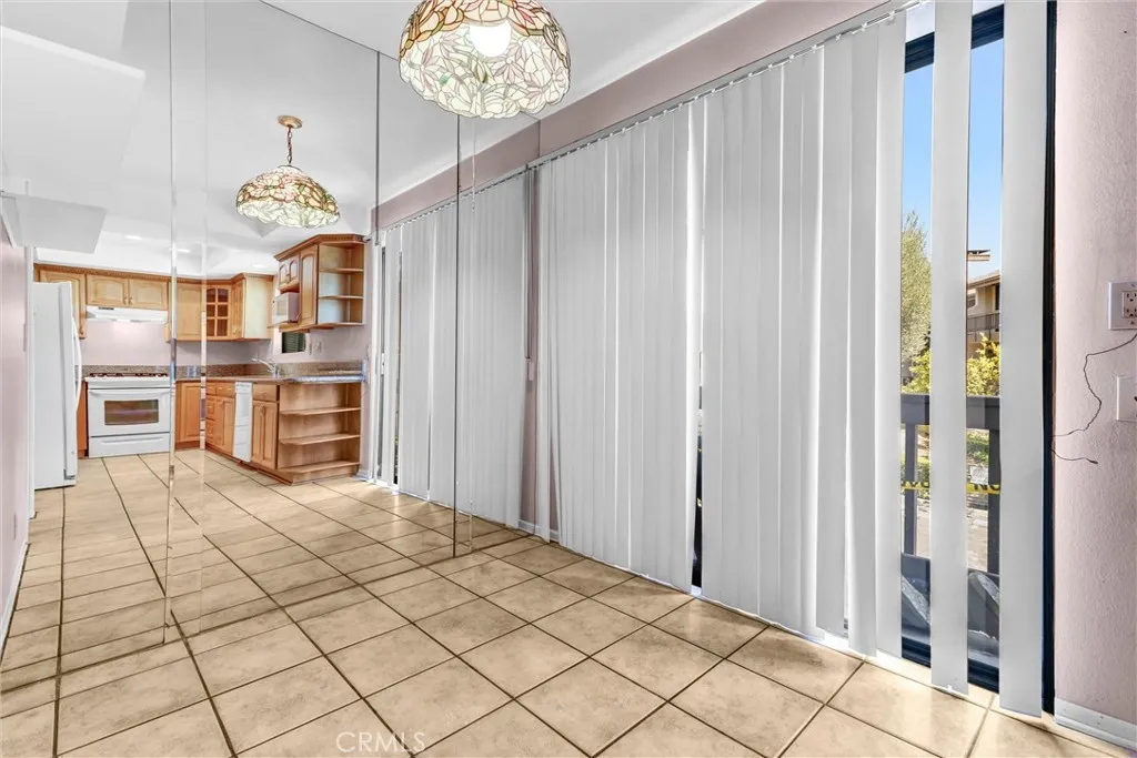 21821 Burbank 145, Woodland Hills, California 91367 home-pic-11