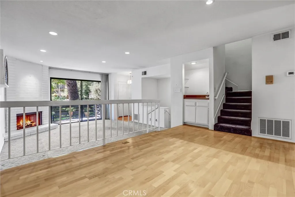 21821 Burbank 145, Woodland Hills, California 91367 home-pic-9
