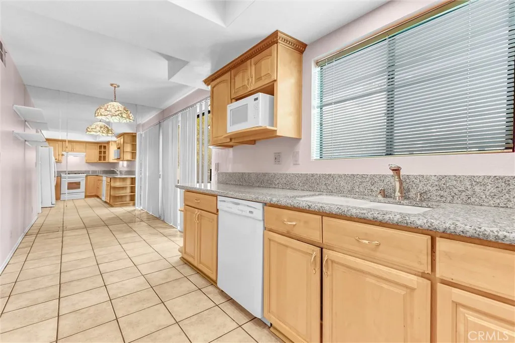 21821 Burbank 145, Woodland Hills, California 91367 home-pic-15