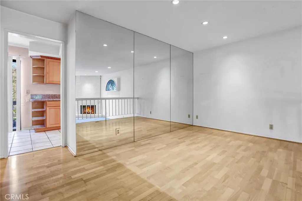 21821 Burbank 145, Woodland Hills, California 91367 home-pic-8