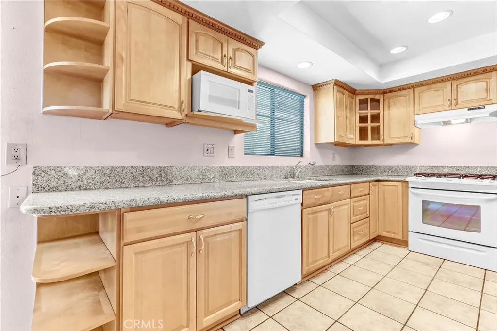 21821 Burbank 145, Woodland Hills, California 91367 home-pic-13