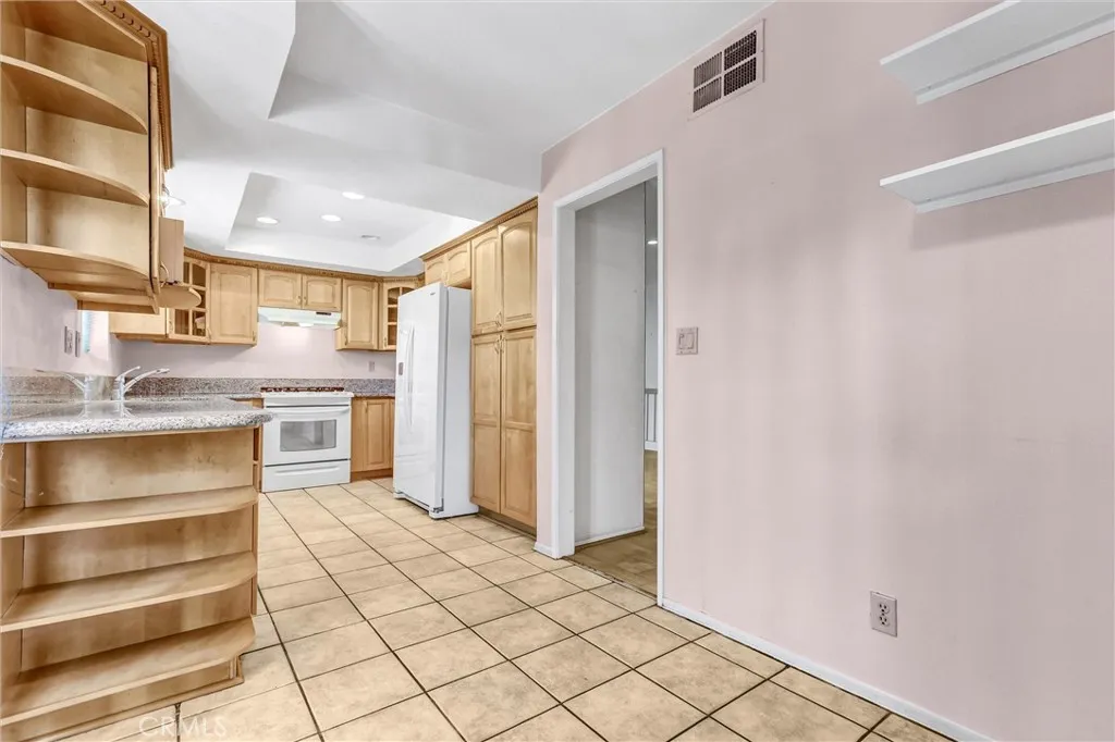 21821 Burbank 145, Woodland Hills, California 91367 home-pic-12