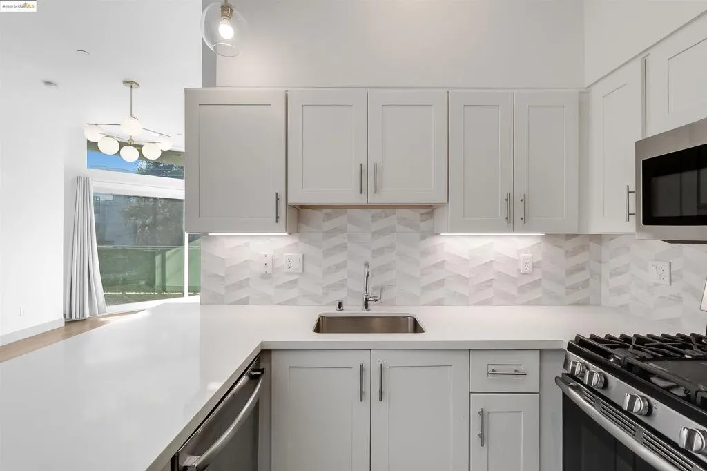 410 Webster St 1, Oakland, California 94607 home-pic-24