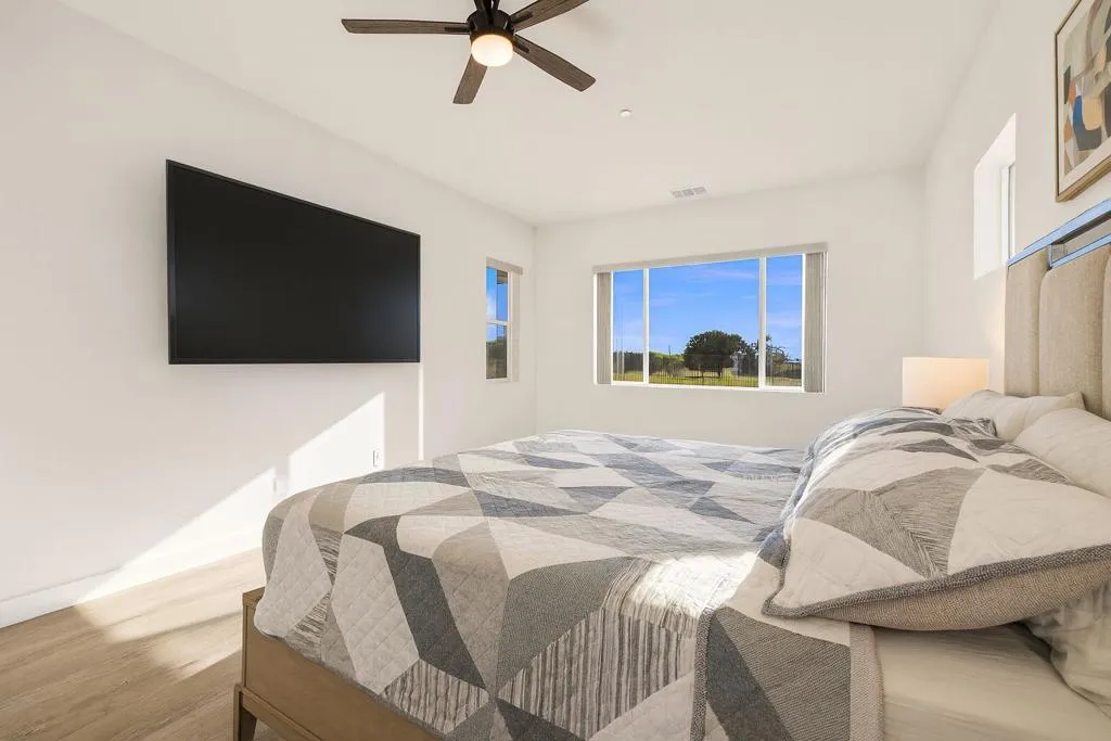 55-web-or-mls-Modern Bedroom with TV 55-web-or-mls-Modern Bedroom with TV