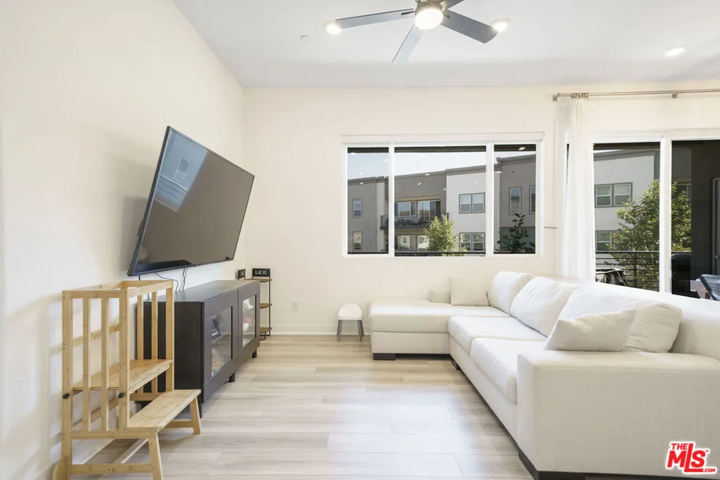 27409 Journey Place 205, Valencia, California 91381 home-pic-18