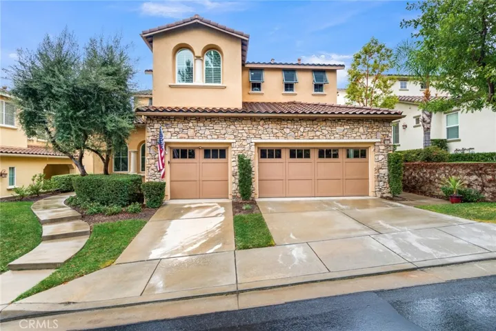 Spacious (1909sf) Duplex-Style Upper-Level Condo: All Living Areas Are Upstairs Via A Short Stairwell Or A Private HOA-Maintained Elevator