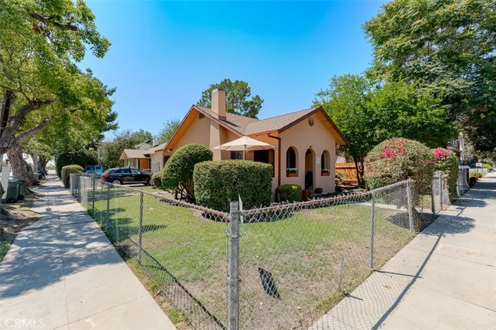 1072 E Villa Street, Pasadena, California 91106