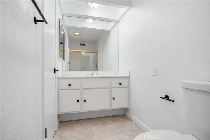Full bathroom 1
