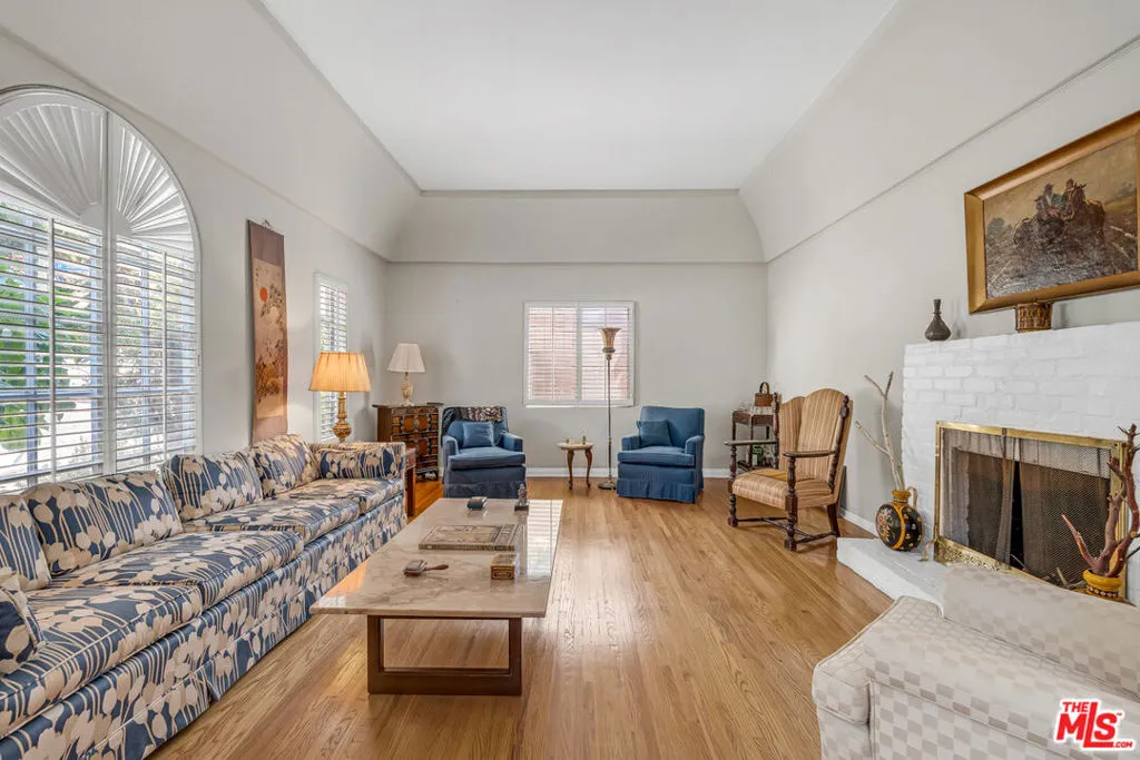 3141 E La Suvida Drive, Los Angeles, California 90068 home-pic-3