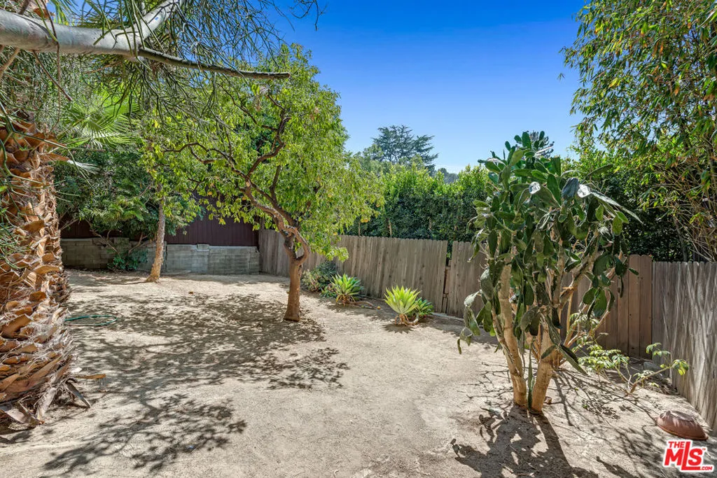 3141 E La Suvida Drive, Los Angeles, California 90068 home-pic-28