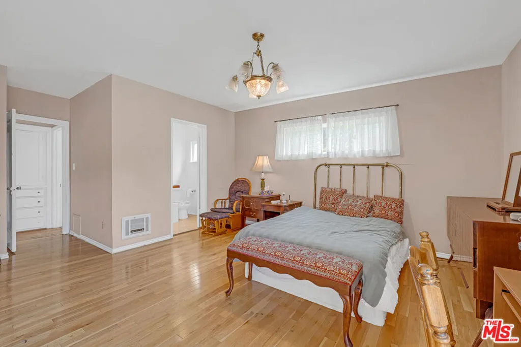 3141 E La Suvida Drive, Los Angeles, California 90068 home-pic-13