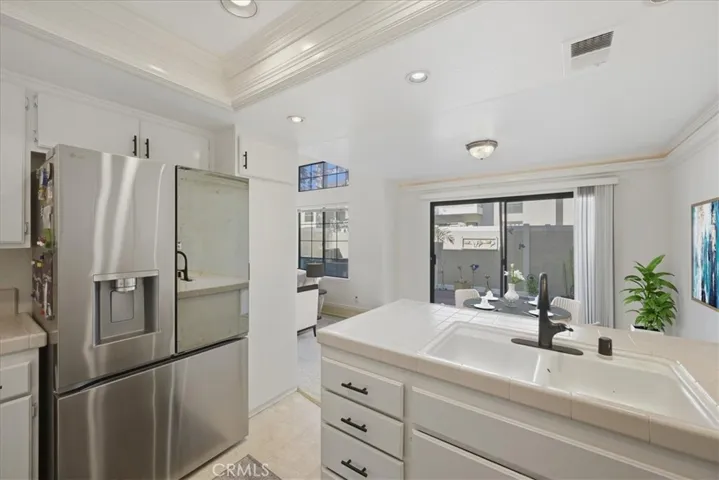 Virtually staged - see https://drakesmithphotography.hd.pics/23401-Via-Linda for originals.