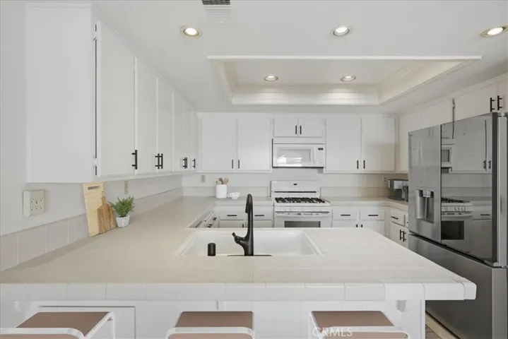 Virtually staged - see https://drakesmithphotography.hd.pics/23401-Via-Linda for originals.