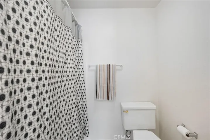 Virtually staged - see https://drakesmithphotography.hd.pics/23401-Via-Linda for originals.