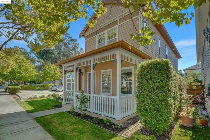 View of front facade featuring covered porch and a front lawn