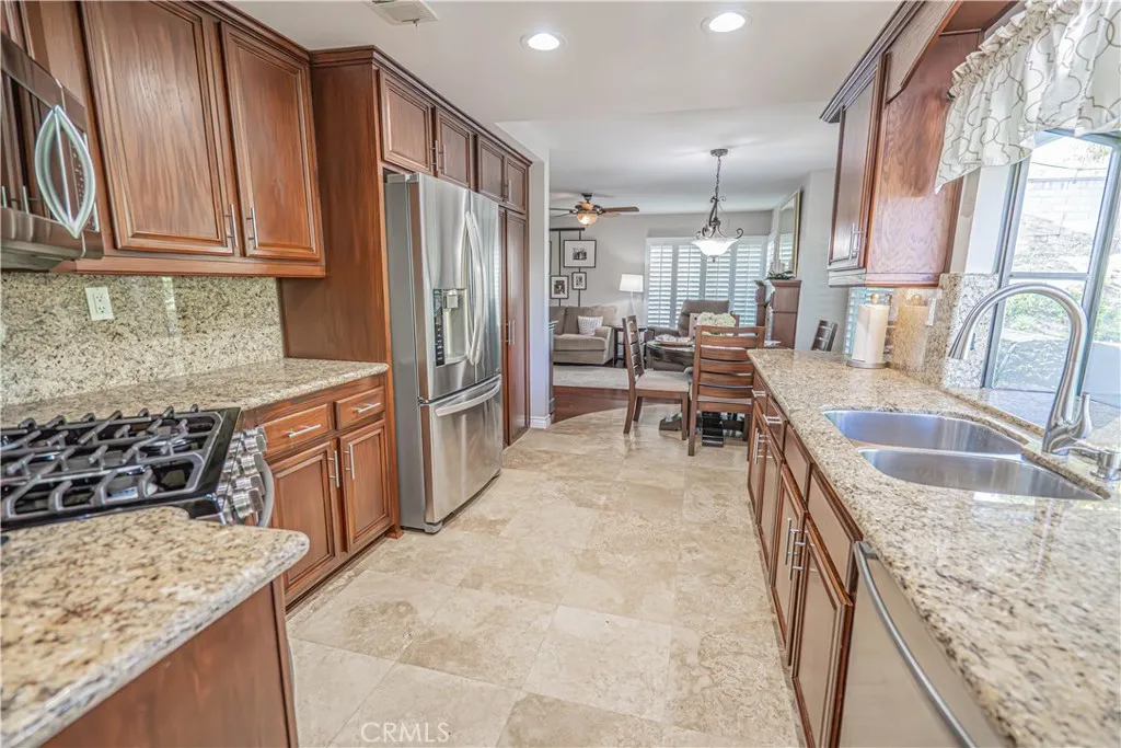 28655 Greenwood Pl, Castaic, California 91384 home-pic-10