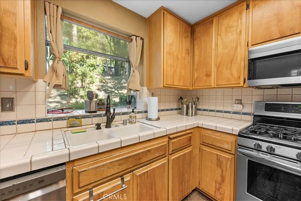 31358 Lightfoot Way, Running Springs, California 92382 home-pic-8