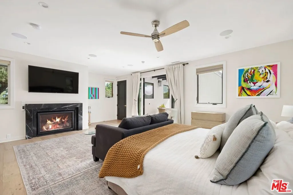 16820 Oak View Drive, Encino, California 91436 home-pic-8