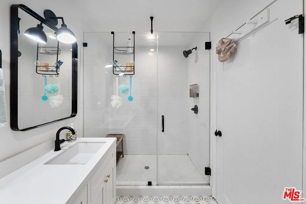 4406 Don Diablo Drive, Los Angeles, California 90008 home-pic-11