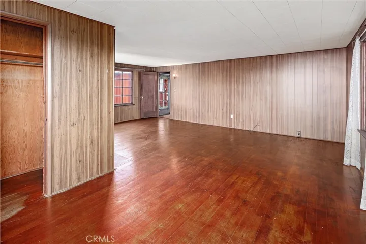 Downstairs bedroom with en suite  bath.