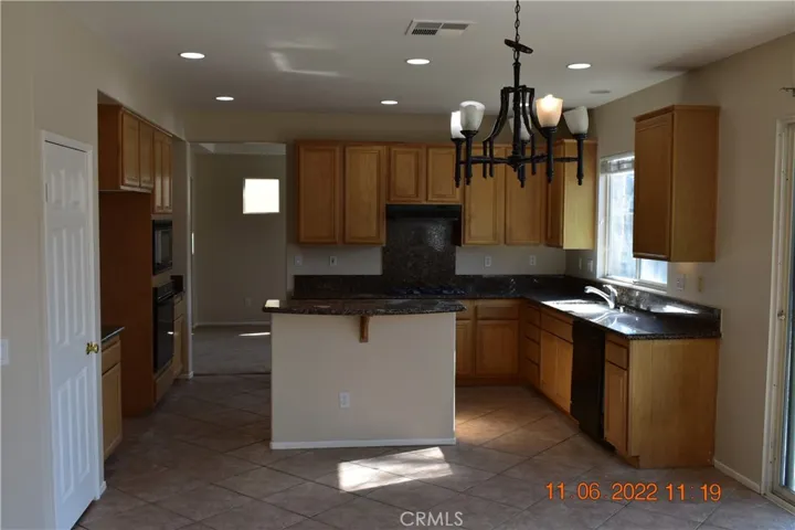 13735 Goldcrest Lane, Eastvale, California 92880