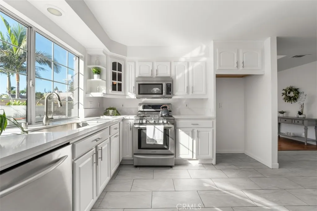 692 N Rancho Santiago Blvd, Orange, California 92869 home-pic-2