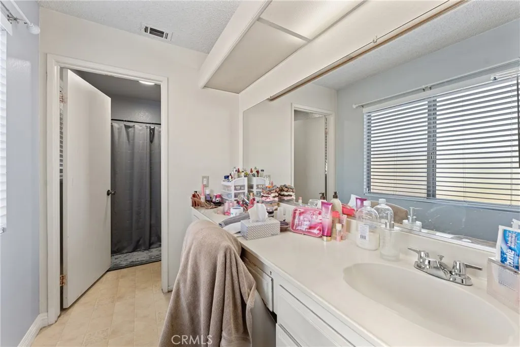 11557 Oakwood, Fontana, California 92337 home-pic-17