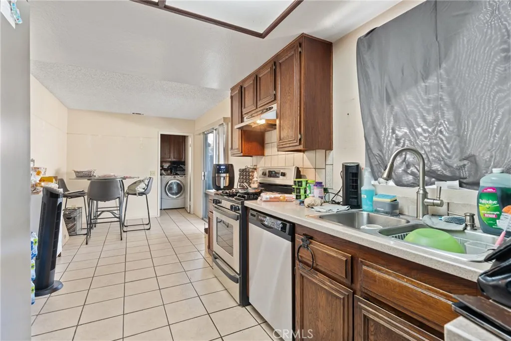11557 Oakwood, Fontana, California 92337 home-pic-9