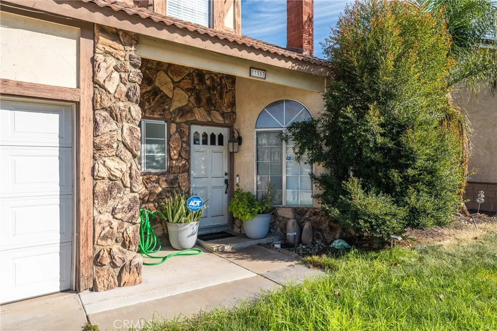 11557 Oakwood, Fontana, California 92337 home-pic-3