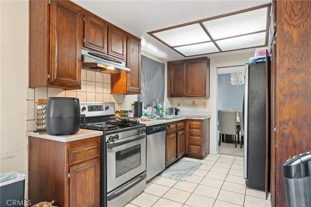 11557 Oakwood, Fontana, California 92337 home-pic-8