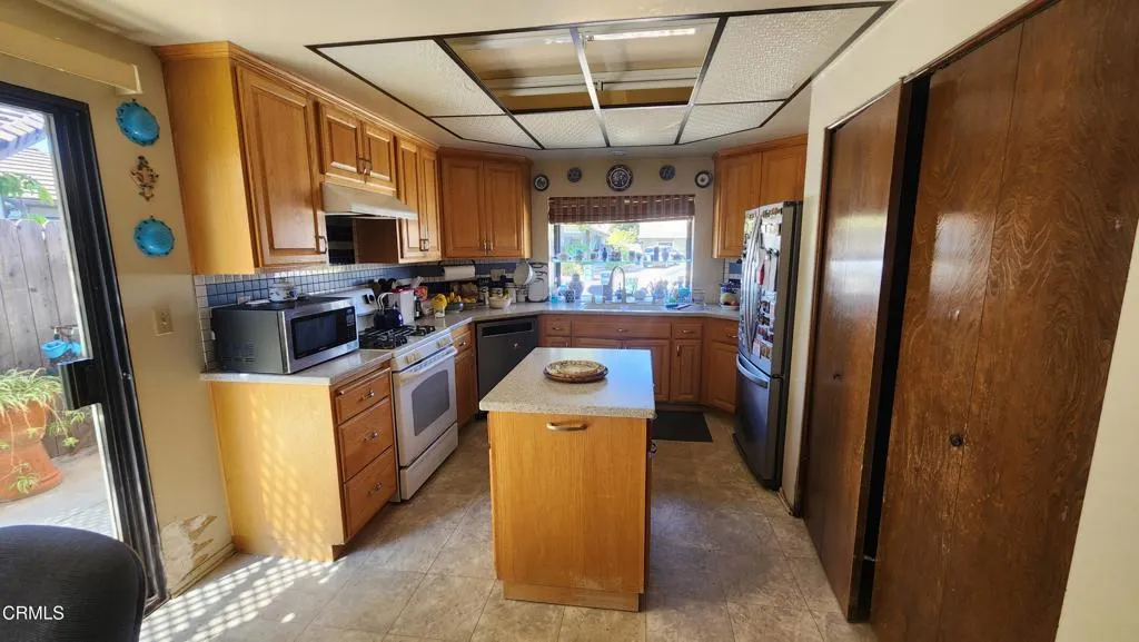9050 Feather Street, Ventura, California 93004 home-pic-3