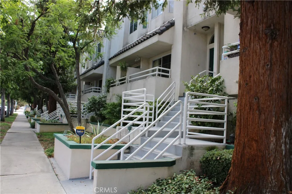 5145 Yarmouth, Encino, California 91436, 2 Bedrooms Bedrooms, ,3 BathroomsBathrooms,Residential Lease,For Rent,Yarmouth,SR25220571