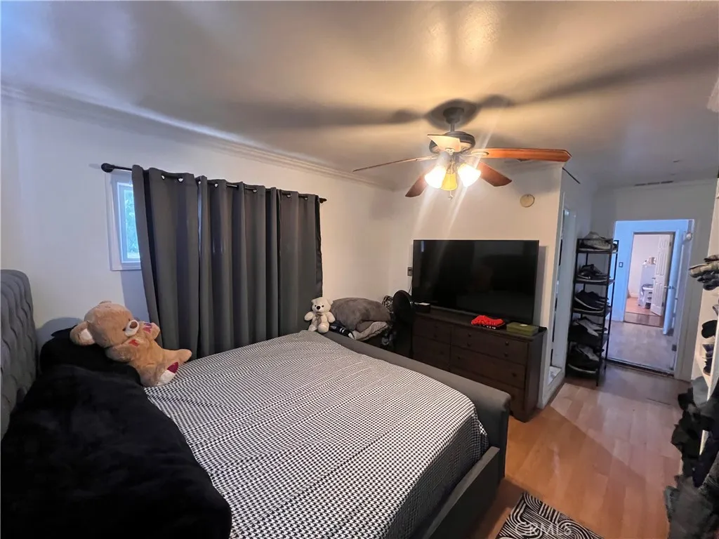 1918 W Piru Street W, Compton, California 90222 home-pic-16