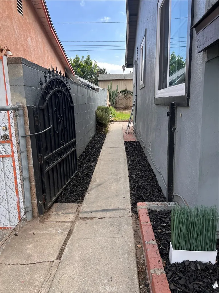 1918 W Piru Street W, Compton, California 90222 home-pic-14