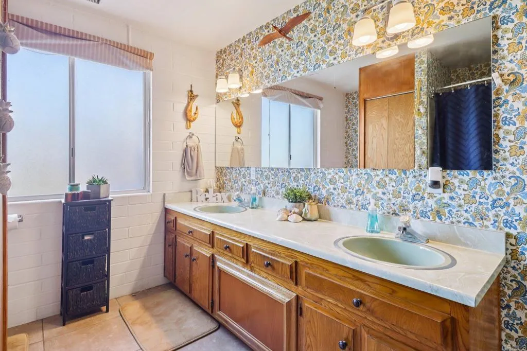 2068 Camino Culebra, Vista, California 92084 home-pic-44