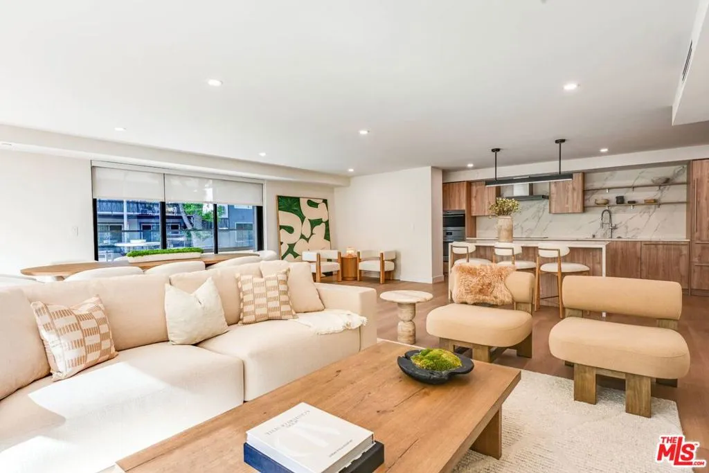 350 N Palm Drive 401, Beverly Hills, California 90210, 1 Bedroom Bedrooms, ,2 BathroomsBathrooms,Residential Lease,For Rent,Palm,25593907