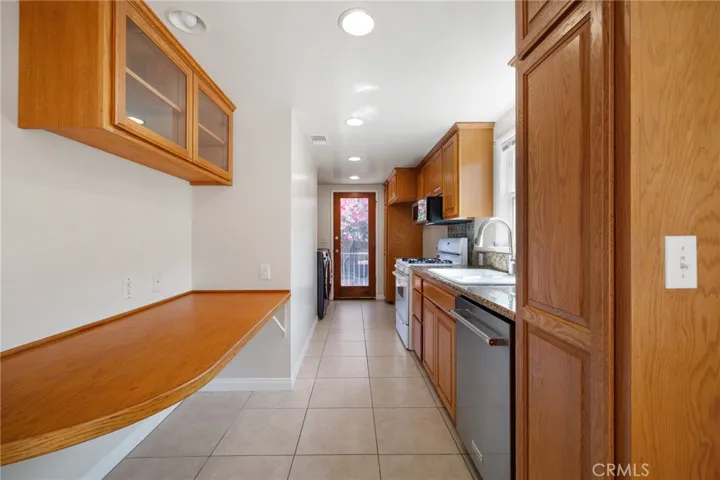 10530 Mcvine Avenue, Sunland, California 91040