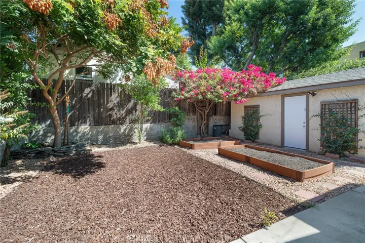 10530 Mcvine Avenue, Sunland, California 91040