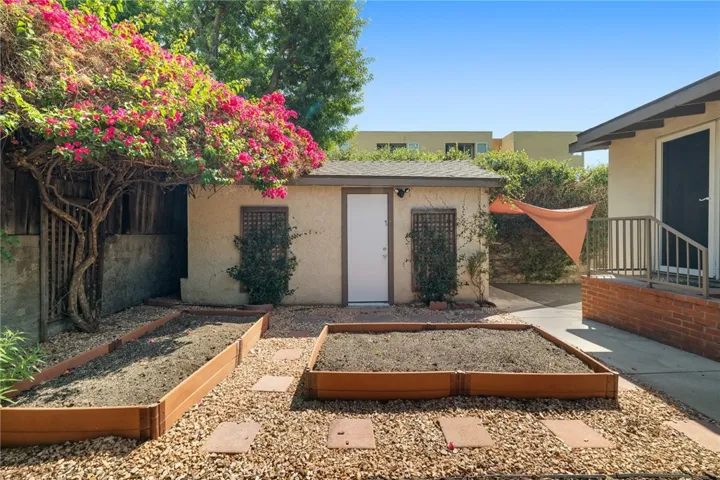 10530 Mcvine Avenue, Sunland, California 91040