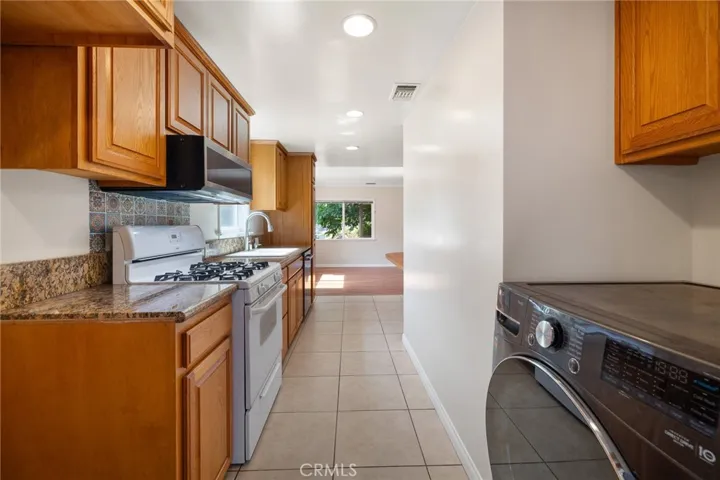 10530 Mcvine Avenue, Sunland, California 91040