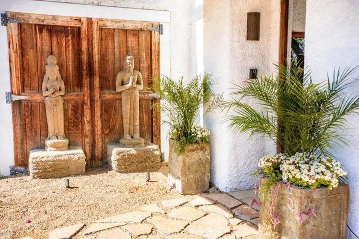 SA - 6.jpg-entry -statues