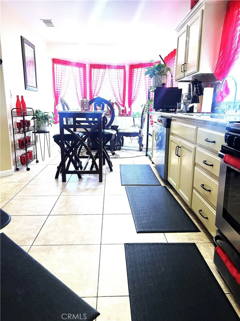 6168 W Scott Avenue, Fresno, California 93723 home-pic-9