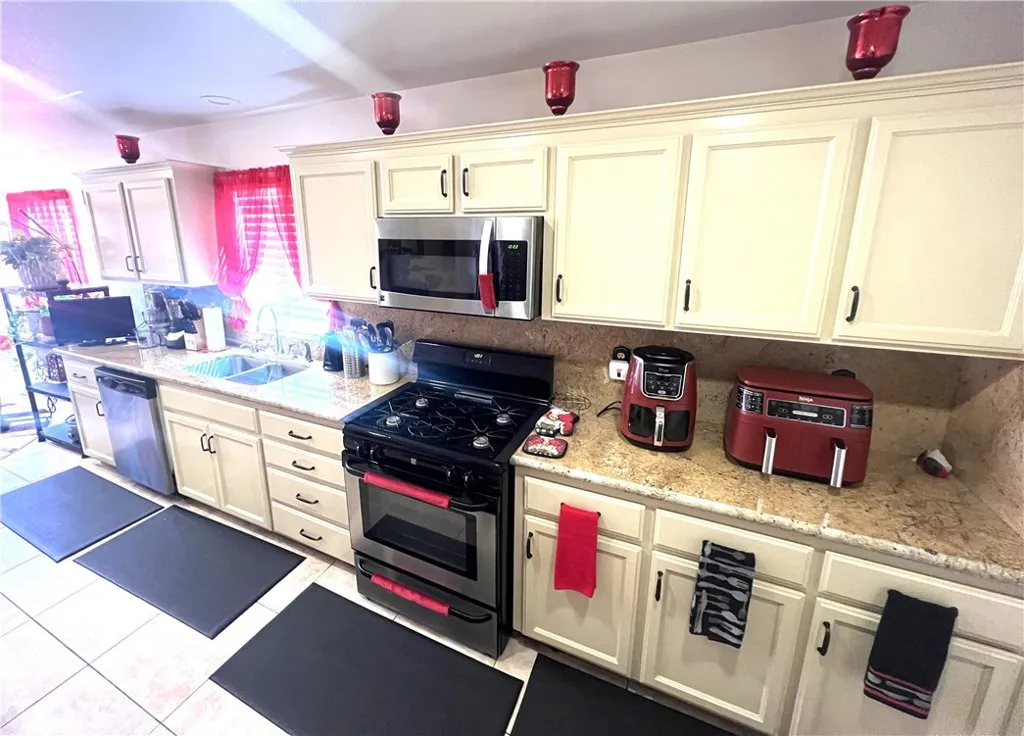 6168 W Scott Avenue, Fresno, California 93723 home-pic-7