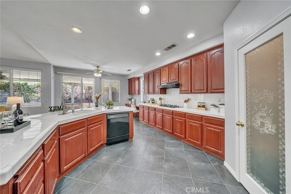5722 Canoe Drive, Eastvale, California 92880 home-pic-24