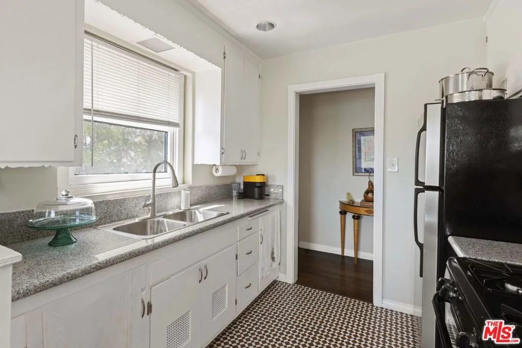 1569 S Orange Grove Avenue, Los Angeles, California 90019 home-pic-34