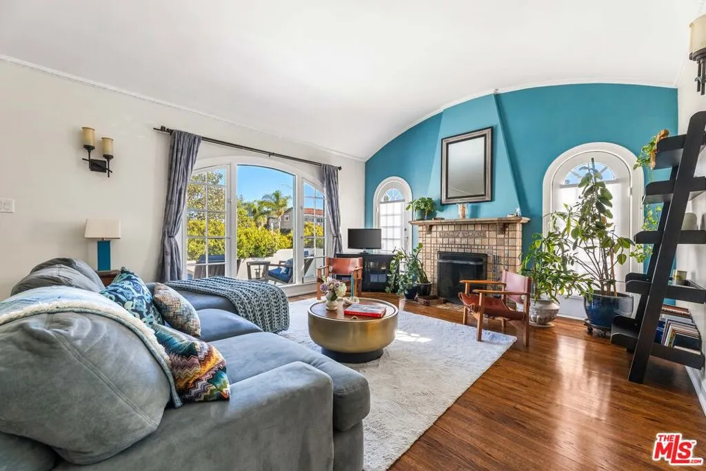 1569 S Orange Grove Avenue, Los Angeles, California 90019 home-pic-0