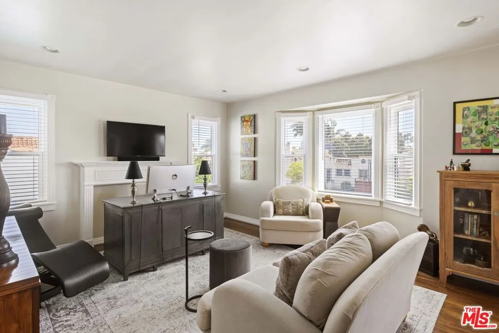 1569 S Orange Grove Avenue, Los Angeles, California 90019 home-pic-32